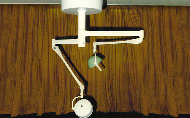 1960 - Main and side lights against shadows - the first step into medical technology