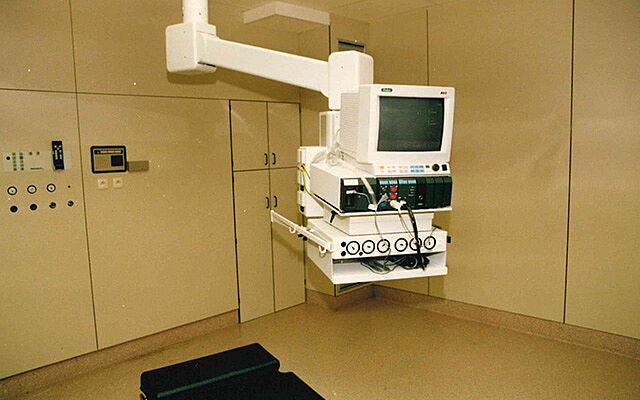 1972 - Rise to global medical technology supplier